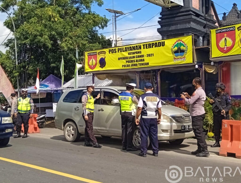 Antisipasi Lonjakan Covid-19, Pengendara Yang Melintas Di Perbatasan Cepu Jatim Di Swab Antigen