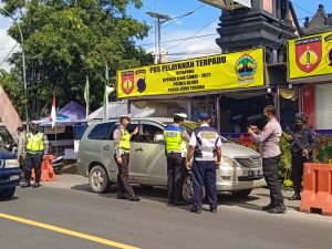 Antisipasi Lonjakan Covid-19, Pengendara Yang Melintas Di Perbatasan Cepu Jatim Di Swab Antigen