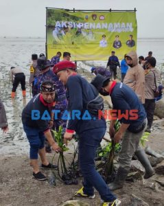 10.000 Pohon Mangruve di tanam di Pantai Cinta Banyutowo
