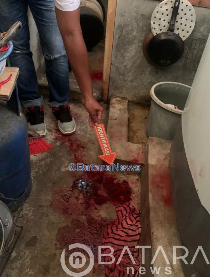 Anggota Polisi ini Mencoba ahiri hidupnya dengan cara memutus urat Nadi Anggota Polisi ini Mencoba ahiri hidupnya dengan cara memutus urat Nadi