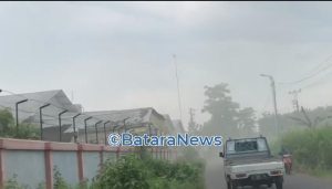 Pengasapan batok kelapa tanpa ijin dan asapnya tak bersahabat rugikan lingkungan.