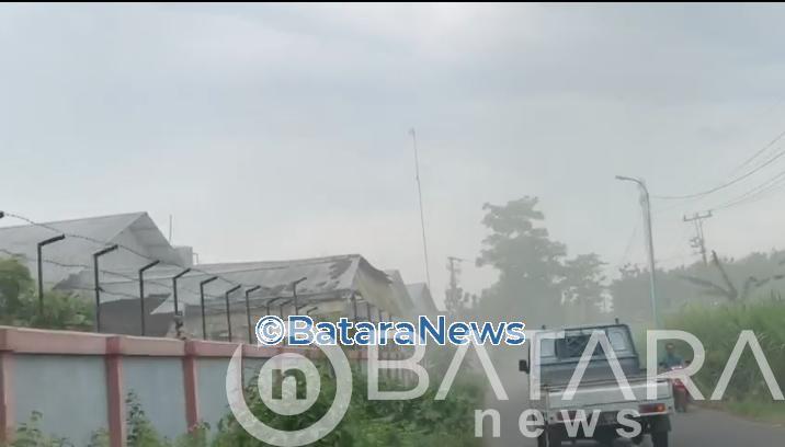 Pengasapan batok kelapa tanpa ijin dan asapnya tak bersahabat rugikan lingkungan. Pengasapan batok kelapa tanpa ijin dan asapnya tak bersahabat rugikan lingkungan.