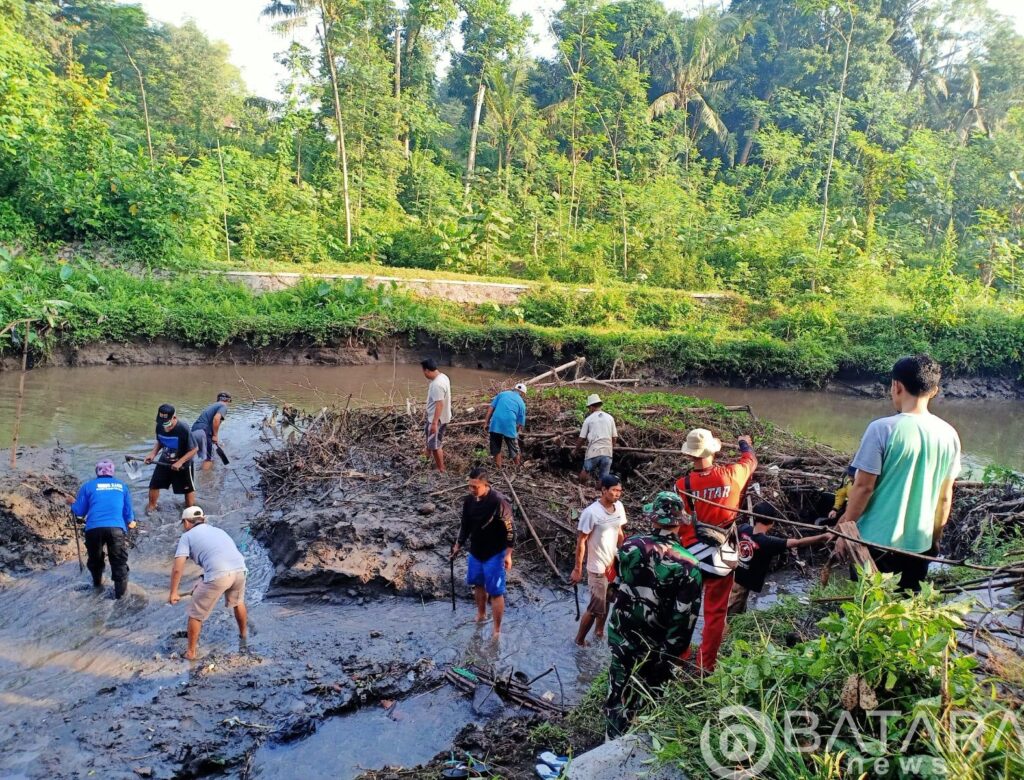 Peduli Kebersihan Sungai, Babinsa Koramil Tipe B 0808/01 Sukorejo Dan Warga Gelar Kerja Bakti Bersama