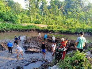 Peduli Kebersihan Sungai, Babinsa Koramil Tipe B 0808/01 Sukorejo Dan Warga Gelar Kerja Bakti Bersama
