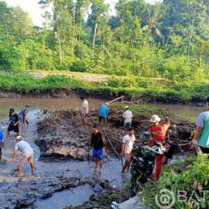 Peduli Kebersihan Sungai, Babinsa Koramil Tipe B 0808/01 Sukorejo Dan Warga Gelar Kerja Bakti Bersama