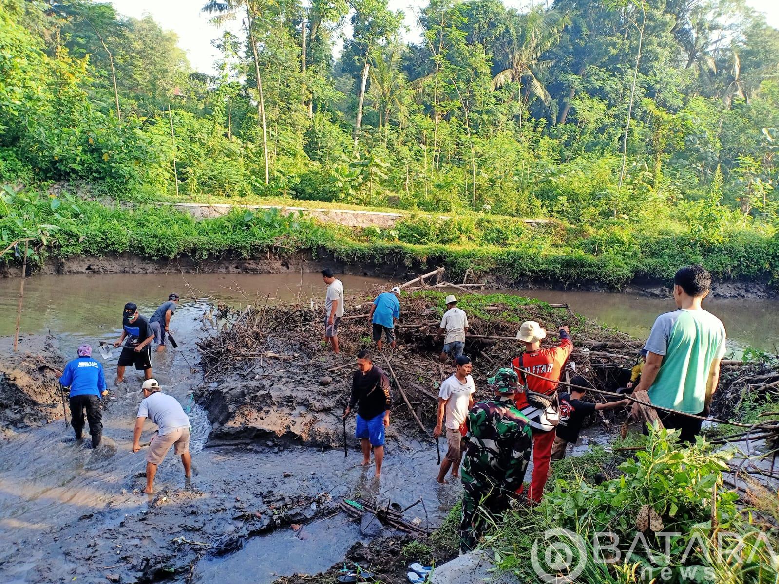 Peduli Kebersihan Sungai, Babinsa Koramil Tipe B 0808/01 Sukorejo Dan Warga Gelar Kerja Bakti Bersama Peduli Kebersihan Sungai, Babinsa Koramil Tipe B 0808/01 Sukorejo Dan Warga Gelar Kerja Bakti Bersama
