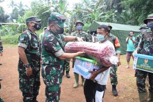 Kasad Jenderal TNI Dudung Abdurrohman Tinjau Langsung Kesigapan Penanganan Bencana di Pasaman Barat