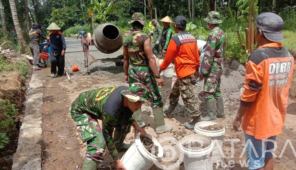 Koramil Selo Kompak Bersama Warga Laksanakan Pengecoran Jalan