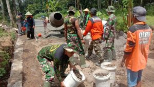 Koramil Selo Kompak Bersama Warga Laksanakan Pengecoran Jalan