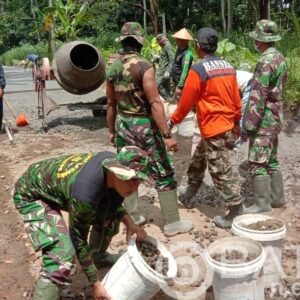 Koramil Selo Kompak Bersama Warga Laksanakan Pengecoran Jalan