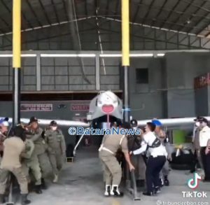 Pesawat mantan Menteri kelautan Susi, di keluarkan paksa oleh Satpol PP dari Hanggar Malinau