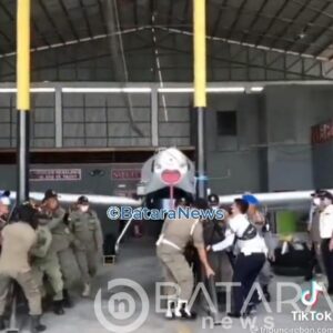 Pesawat mantan Menteri kelautan Susi, di keluarkan paksa oleh Satpol PP dari Hanggar Malinau