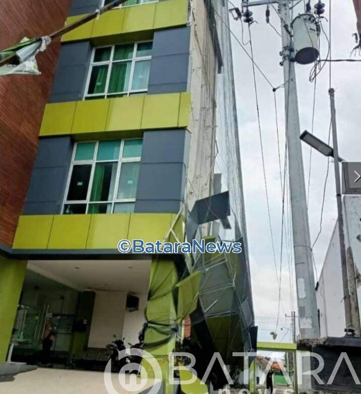 RSU kayen Ambrol, kontruksi tak bagus terkena angin langsung ambrol