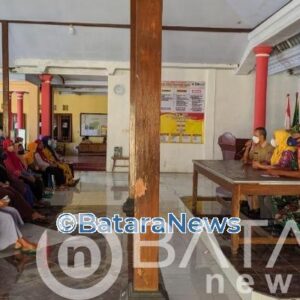 Pastikan Aman Dan Tepat Sasaran, Babinsa Ponggok Dampingi Penyaluran BLT DD