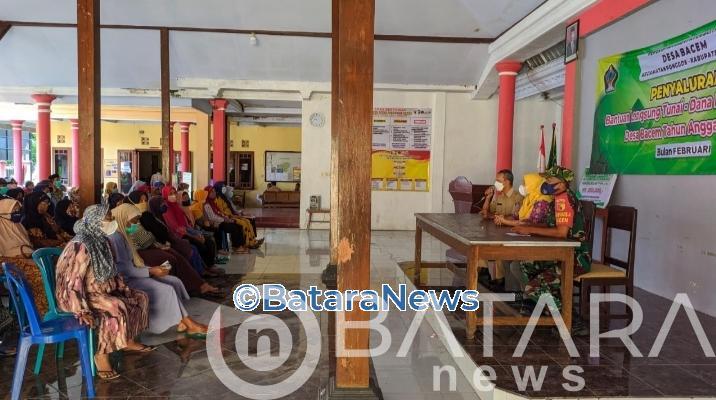 Pastikan Aman Dan Tepat Sasaran, Babinsa Ponggok Dampingi Penyaluran BLT DD Pastikan Aman Dan Tepat Sasaran, Babinsa Ponggok Dampingi Penyaluran BLT DD