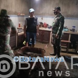 Bantu Kesulitan Warga Binaannya, Anggota Koramil Tipe B 0808/15 Gandusari Laksanakan Kerja Bakti