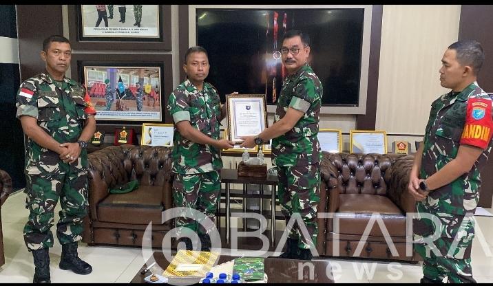 Pangdam XII/Tpr Apresiasi Babinsa Penolong Warga Korban Lakalalin. Pangdam XII/Tpr Apresiasi Babinsa Penolong Warga Korban Lakalalin.