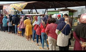 Simpang Baru Pati, Antrian Panjang Emak-emak menunggu Kebagian Minyak Goreng Murah