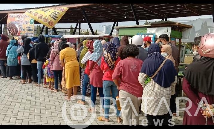 Simpang Baru Pati, Antrian Panjang Emak-emak menunggu Kebagian Minyak Goreng Murah Simpang Baru Pati, Antrian Panjang Emak-emak menunggu Kebagian Minyak Goreng Murah