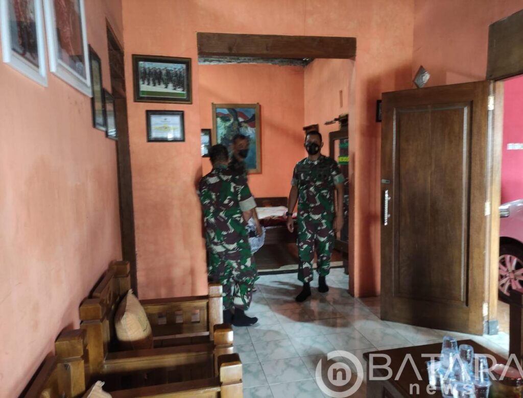 Wujud Perhatian Dan Kepedulian, Dandim 0808/Blitar Menjenguk Anak Anggota Yang Sakit