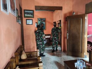 Wujud Perhatian Dan Kepedulian, Dandim 0808/Blitar Menjenguk Anak Anggota Yang Sakit