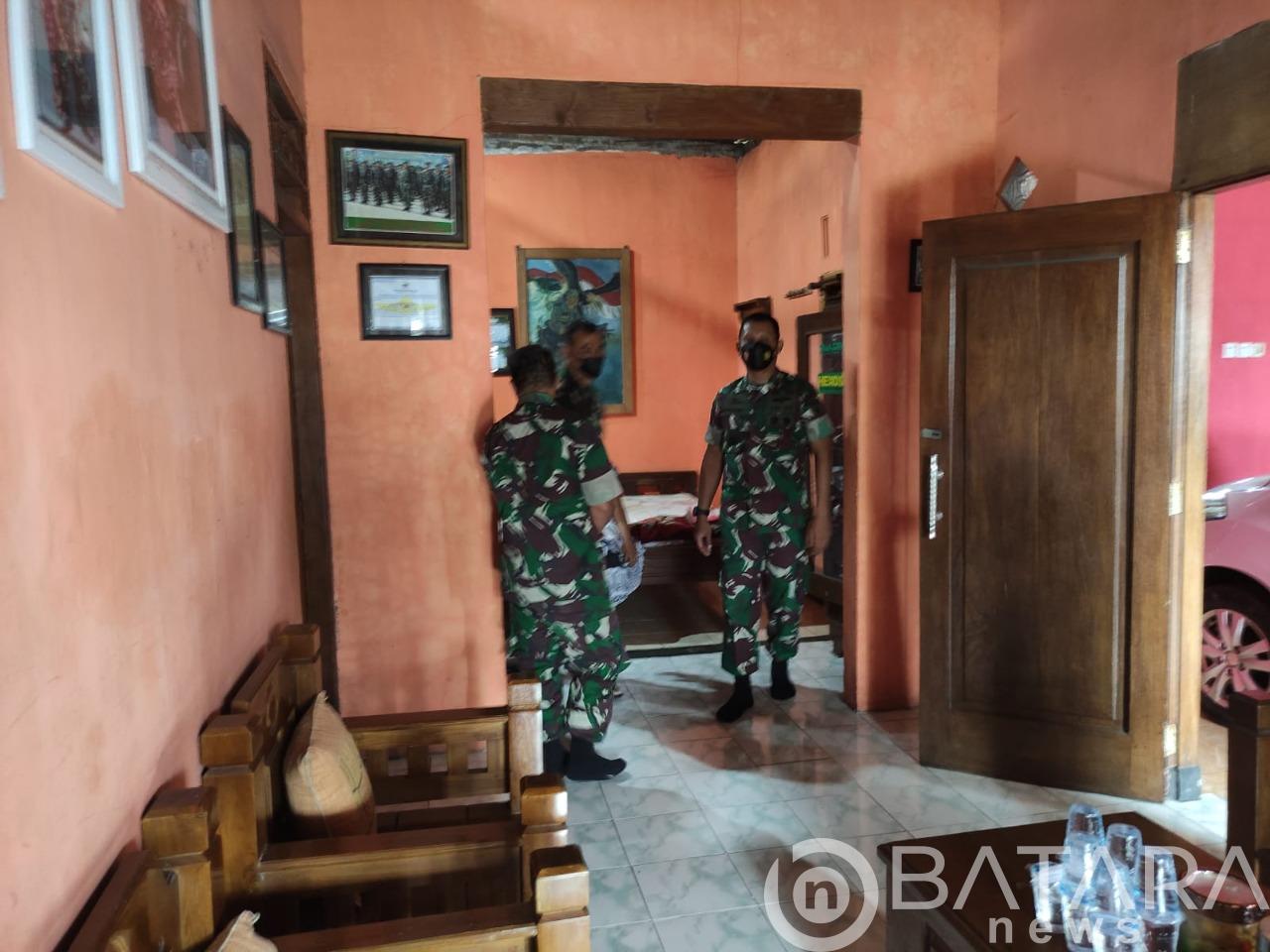 Wujud Perhatian Dan Kepedulian, Dandim 0808/Blitar Menjenguk Anak Anggota Yang Sakit Wujud Perhatian Dan Kepedulian, Dandim 0808/Blitar Menjenguk Anak Anggota Yang Sakit