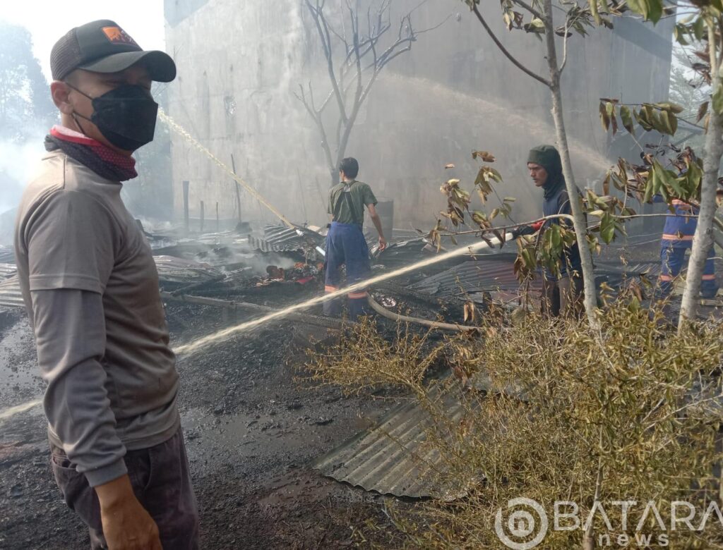 Satgas Karhutla TNI-POLRI Dan Damkar Kubu Raya Padamkan Lahan Yang Membakar Rumah Penduduk Di Jalan Angkasa Pura 2