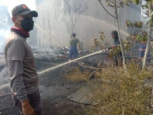 Satgas Karhutla TNI-POLRI Dan Damkar Kubu Raya Padamkan Lahan Yang Membakar Rumah Penduduk Di Jalan Angkasa Pura 2