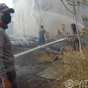 Satgas Karhutla TNI-POLRI Dan Damkar Kubu Raya Padamkan Lahan Yang Membakar Rumah Penduduk Di Jalan Angkasa Pura 2