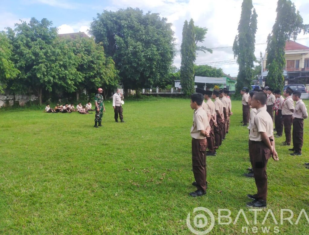 Tanamkan Disiplin, Babinsa Koramil Tipe B 0808/10 Kademangan Latih PBB Siswa MTs Darusalam