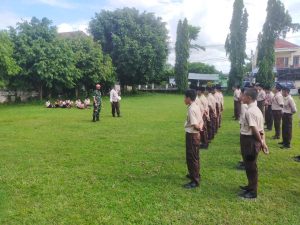 Tanamkan Disiplin, Babinsa Koramil Tipe B 0808/10 Kademangan Latih PBB Siswa MTs Darusalam