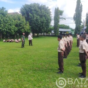 Tanamkan Disiplin, Babinsa Koramil Tipe B 0808/10 Kademangan Latih PBB Siswa MTs Darusalam