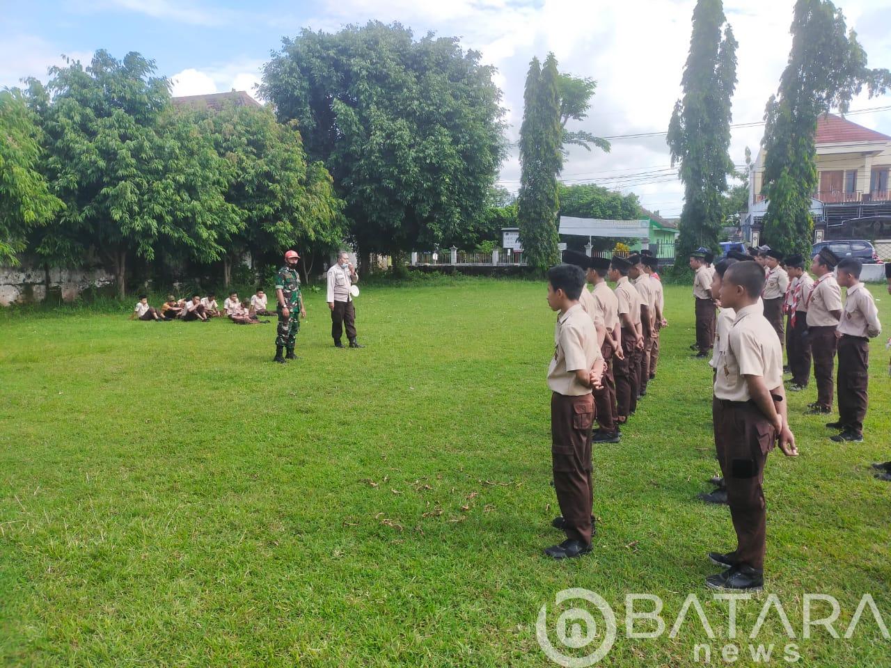 Tanamkan Disiplin, Babinsa Koramil Tipe B 0808/10 Kademangan Latih PBB Siswa MTs Darusalam Tanamkan Disiplin, Babinsa Koramil Tipe B 0808/10 Kademangan Latih PBB Siswa MTs Darusalam