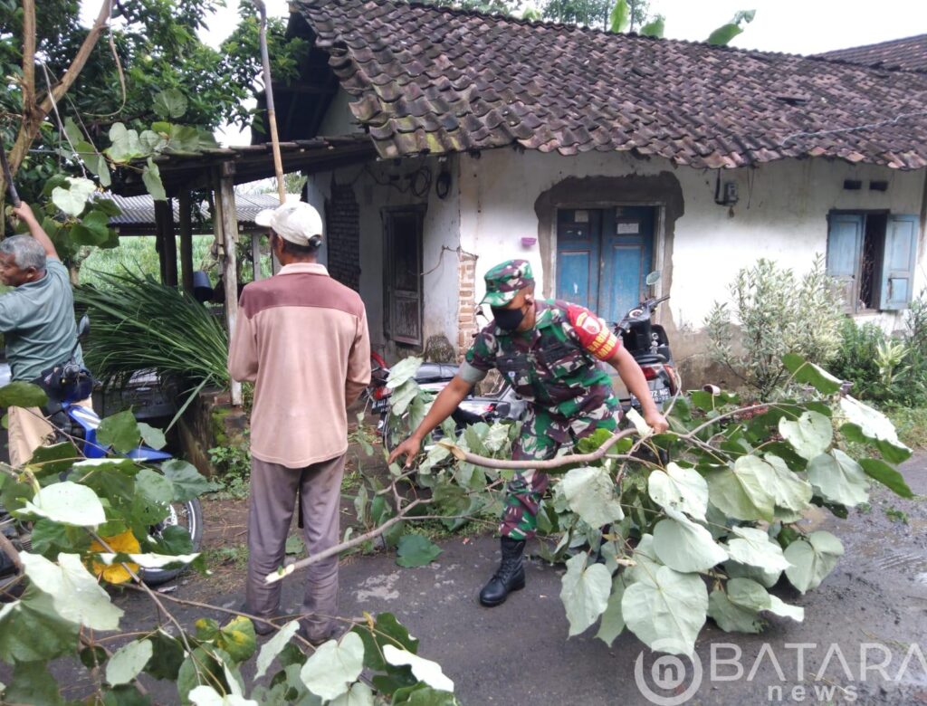 Gotong Royong Sarana Memperkuat Kemanunggalan TNI Dengan Rakyat
