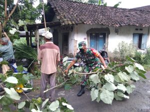 Gotong Royong Sarana Memperkuat Kemanunggalan TNI Dengan Rakyat