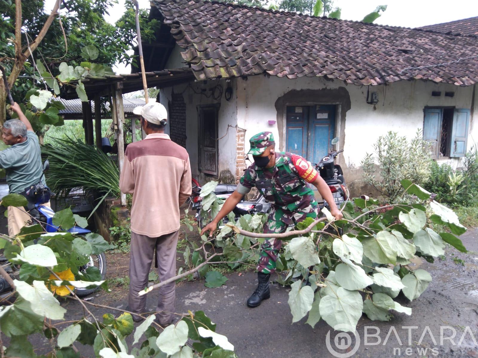 Gotong Royong Sarana Memperkuat Kemanunggalan TNI Dengan Rakyat Gotong Royong Sarana Memperkuat Kemanunggalan TNI Dengan Rakyat
