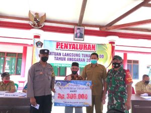 Yakinkan Tepat Sasaran, Babinsa Koramil Tipe B 0808/07 Ponggok Dampingi Penyaluran BLT DD