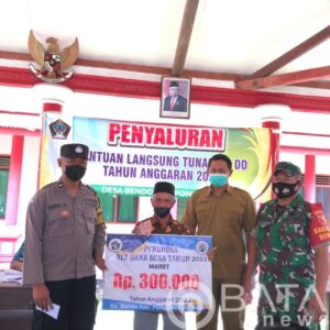 Yakinkan Tepat Sasaran, Babinsa Koramil Tipe B 0808/07 Ponggok Dampingi Penyaluran BLT DD