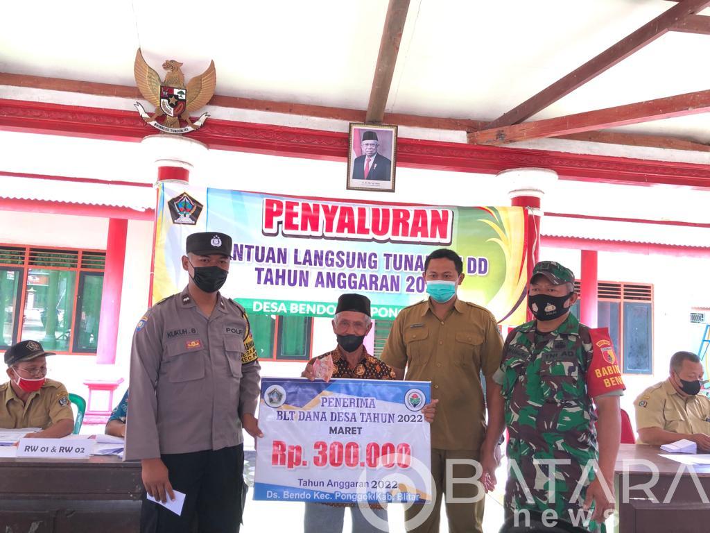 Yakinkan Tepat Sasaran, Babinsa Koramil Tipe B 0808/07 Ponggok Dampingi Penyaluran BLT DD Yakinkan Tepat Sasaran, Babinsa Koramil Tipe B 0808/07 Ponggok Dampingi Penyaluran BLT DD