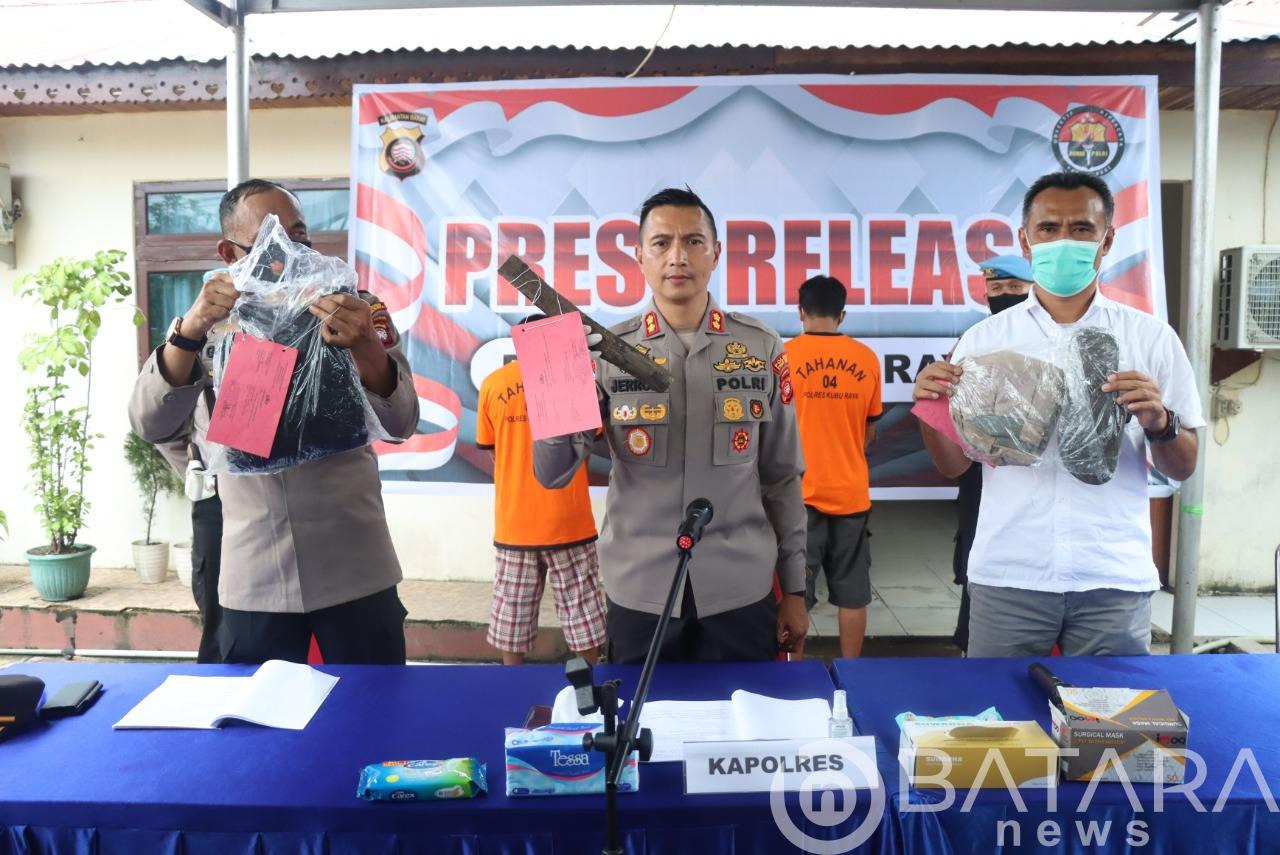 Kapolres Kubu Raya Pimpin Press Release Pengungkapan Kasus Tewasnya Seorang Pemuda Dihakimi Massa Usai Curi Buah Mangga Kapolres Kubu Raya Pimpin Press Release Pengungkapan Kasus Tewasnya Seorang Pemuda Dihakimi Massa Usai Curi Buah Mangga