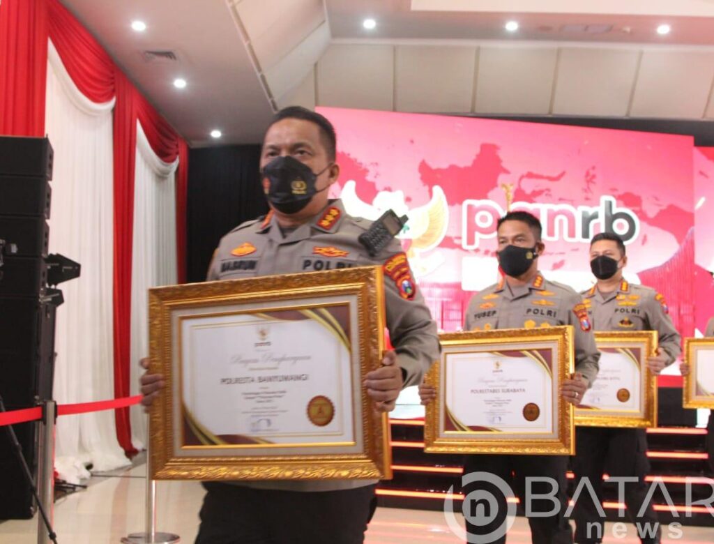 Kapolresta Banyuwangi Menerima Penghargaan Pelayanan Prima Lingkup Polri