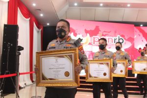 Kapolresta Banyuwangi Menerima Penghargaan Pelayanan Prima Lingkup Polri