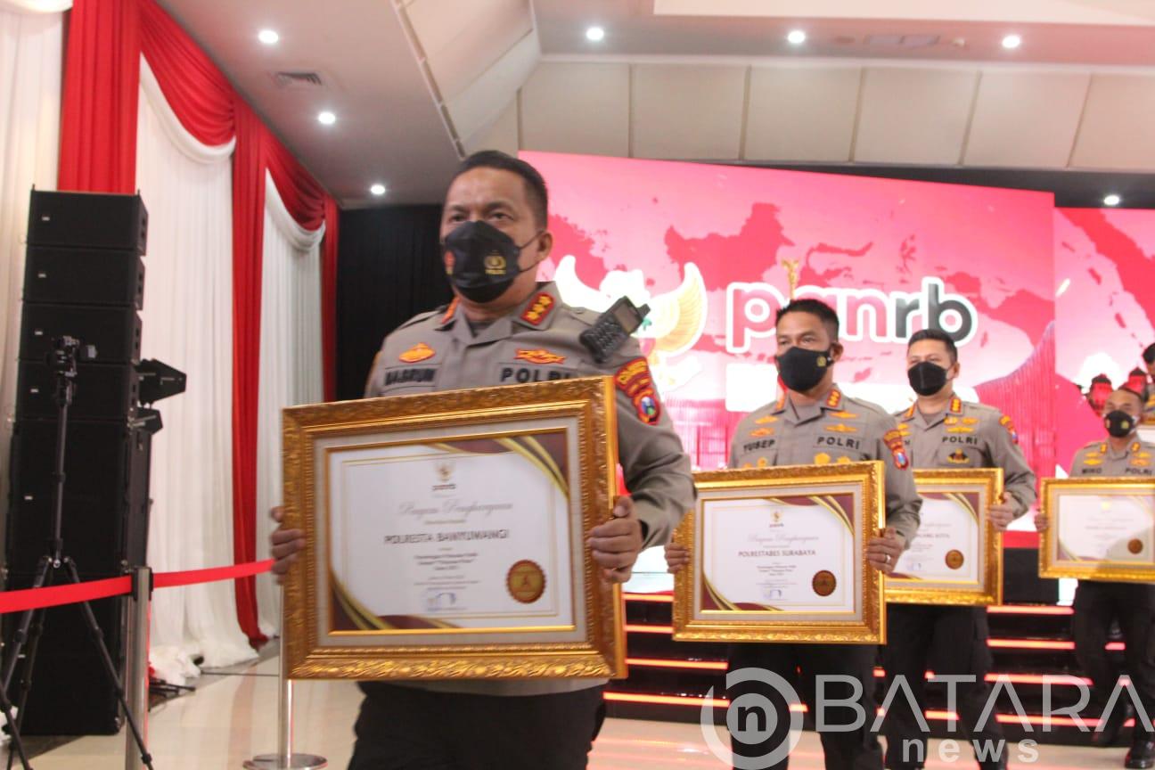 Kapolresta Banyuwangi Menerima Penghargaan Pelayanan Prima Lingkup Polri Kapolresta Banyuwangi Menerima Penghargaan Pelayanan Prima Lingkup Polri