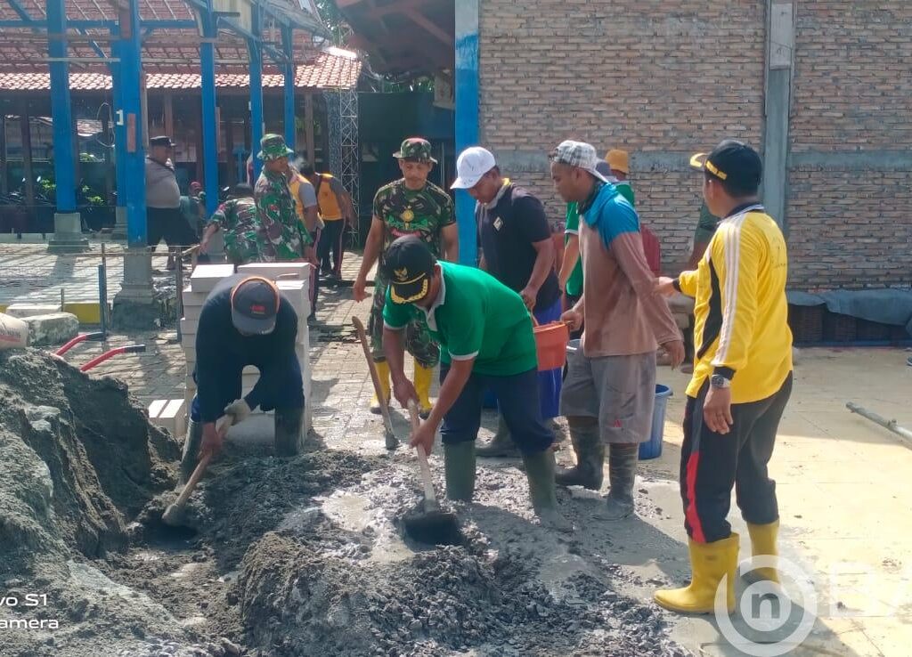 Guyup Rukun TNI Polri Di Blora, Bersama Warga Rehab Balai Desa Pengkoljagong