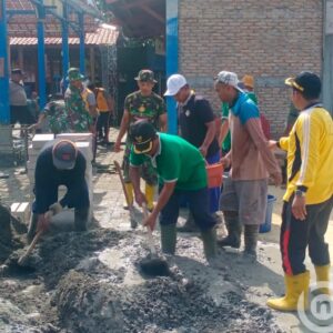 Guyup Rukun TNI Polri Di Blora, Bersama Warga Rehab Balai Desa Pengkoljagong