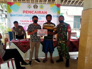 Dampingi Pembagian BLT DD, Babinsa Gandusari Himbau Warga Agar Tetap Patuhi Protkes