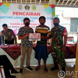 Dampingi Pembagian BLT DD, Babinsa Gandusari Himbau Warga Agar Tetap Patuhi Protkes