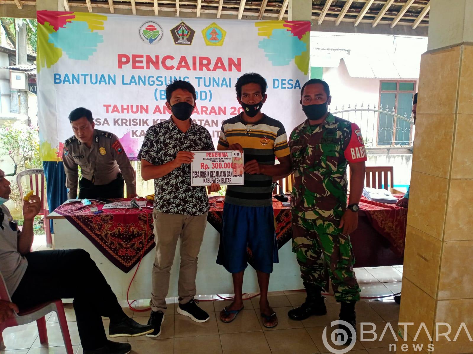 Dampingi Pembagian BLT DD, Babinsa Gandusari Himbau Warga Agar Tetap Patuhi Protkes Dampingi Pembagian BLT DD, Babinsa Gandusari Himbau Warga Agar Tetap Patuhi Protkes