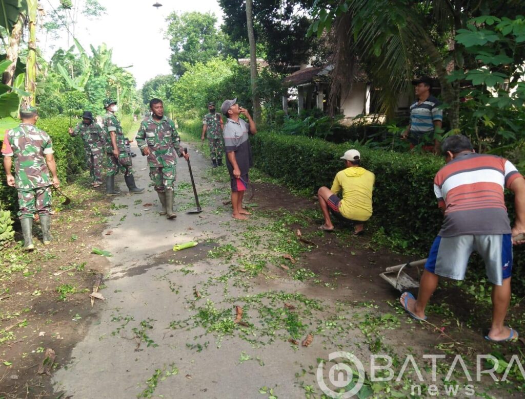 Wujud Kemanunggalan TNI Dengan Rakyat, Anggota Pos Ramil Selopuro Gelar Kerja Bakti Bersama