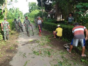 Wujud Kemanunggalan TNI Dengan Rakyat, Anggota Pos Ramil Selopuro Gelar Kerja Bakti Bersama
